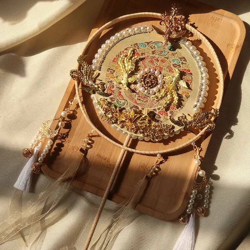 Wedding Decoration Fans Bride Wedding Holding Fan Xiuhe Fan Tassel Circular Fan Antique Temple Fan Crafts
Wedding Decoration Fans Bride Wedding Holding Fan Xiuhe Fan Tassel Circular Fan Antique Temple Fan Crafts