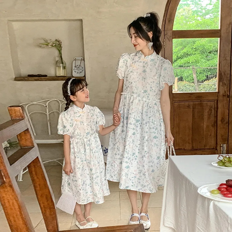 Mother Daughter Same Dresses Mommy and Baby Girl Matching Chinese Traditional Dress with Blue Floral Girls Cheongsam Women Qipao
Mother Daughter Same Dresses Mommy and Baby Girl Matching Chinese Traditional Dress with Blue Floral Girls Cheongsam Women Qipao