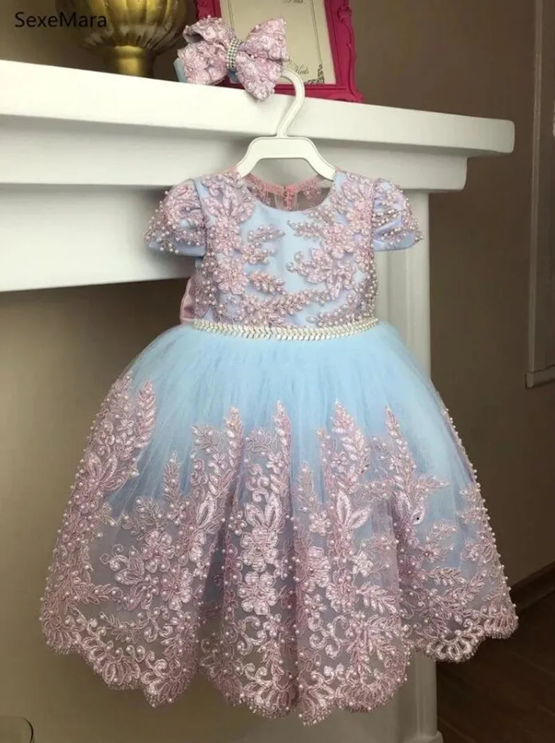 

Cute Baby Girls Dresses Applique Lace Pearls O-Neck Kids Pageant Gowns Flower Girl Dress Cap Sleeve with Bow