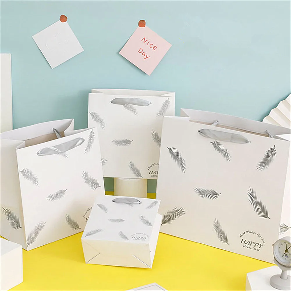 Paper Feather Gift Bag Handheld Stand Up High-end Jewelry Storage Bag Christmas Cookie Gift Packing Bag Birthday Party Favor Bag
Paper Feather Gift Bag Handheld Stand Up High-end Jewelry Storage Bag Christmas Cookie Gift Packing Bag Birthday Party Favor Bag