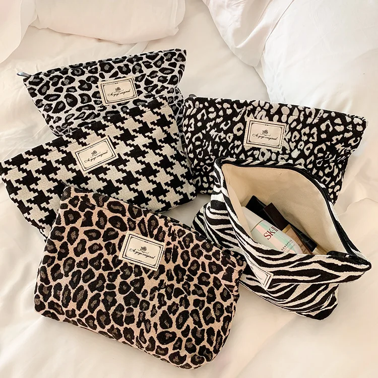 Classic Leopard Print Makeup Bag Zipper Pouch Large Capacity Portable Toiletries Bag Cosmetic Bag for Women
Classic Leopard Print Makeup Bag Zipper Pouch Large Capacity Portable Toiletries Bag Cosmetic Bag for Women