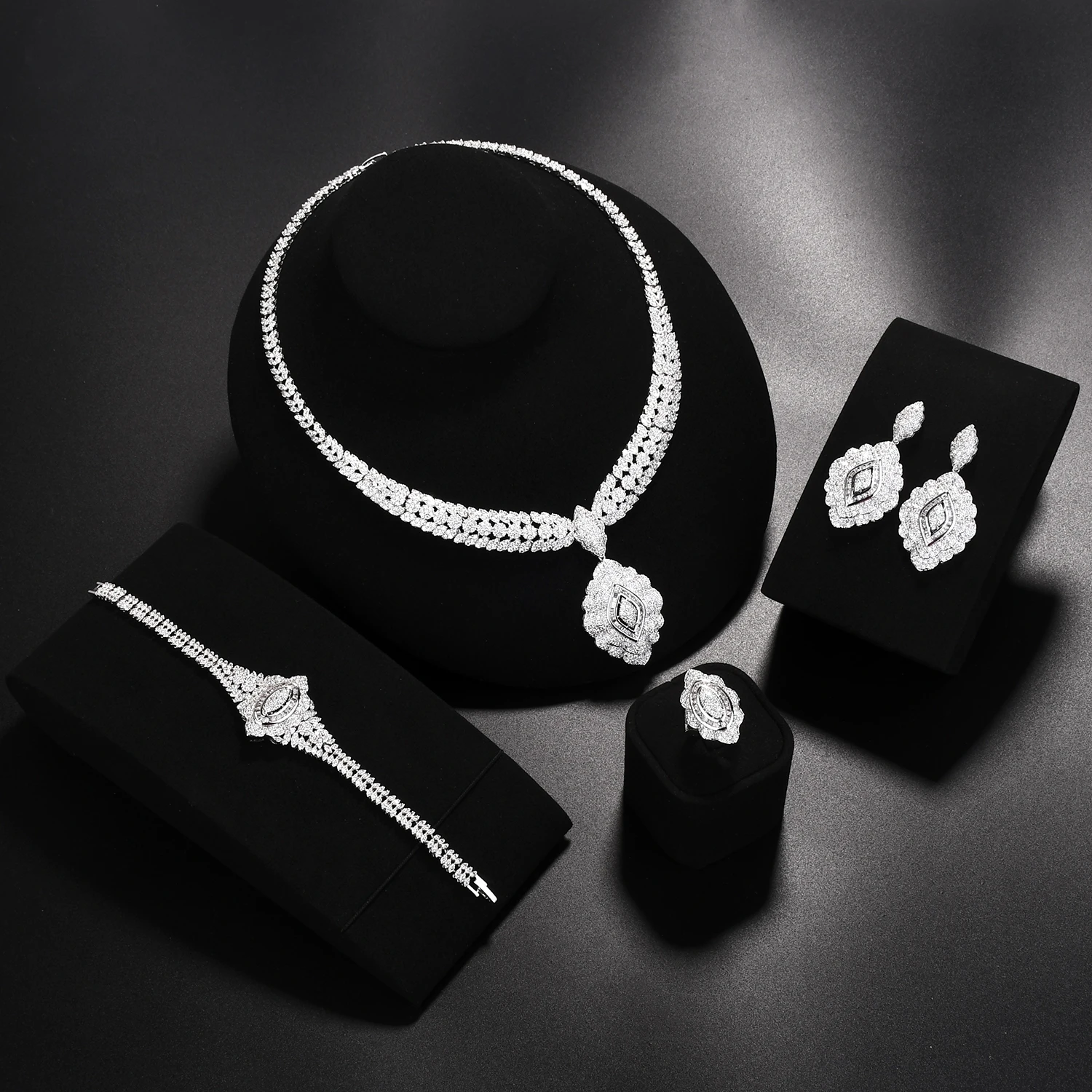 The Dubai set of necklaces and jewellery adds 4 wedding delights to the women's holiday season
The Dubai set of necklaces and jewellery adds 4 wedding delights to the women's holiday season