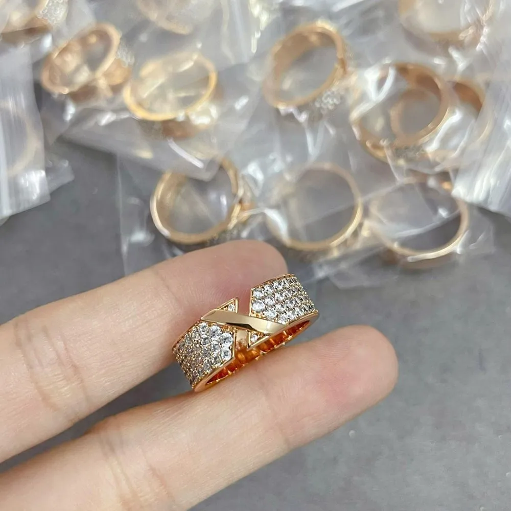 French luxury brand LIENS EVIDENCE jewelry series platinum round zircon ring, used as a fashionable gift for women's engagement
French luxury brand LIENS EVIDENCE jewelry series platinum round zircon ring, used as a fashionable gift for women's engagement