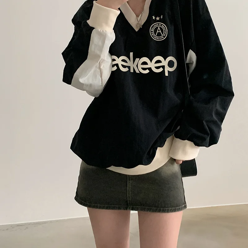 Letter Print Black T-Shirt American Casual Hoodie Women Loose V-neck Contrast Color All-Match Pullover Baseball Top Female
Letter Print Black T-Shirt American Casual Hoodie Women Loose V-neck Contrast Color All-Match Pullover Baseball Top Female