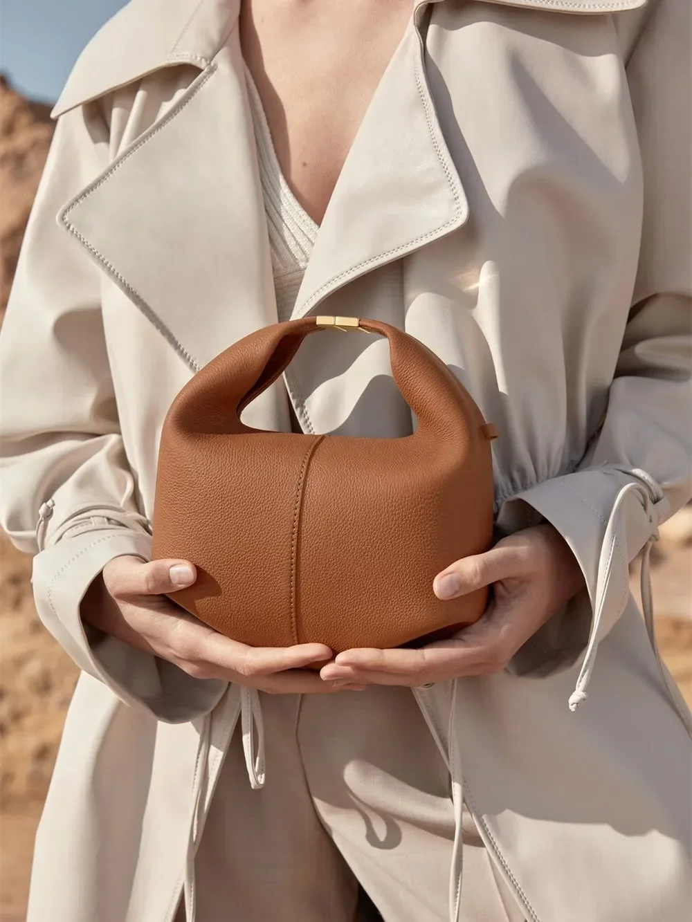 Fashion New Women Cowhide Crossbody Bag Solid Color Shoulder Bags All-Match Ladies Gold Buckle Handbags
Fashion New Women Cowhide Crossbody Bag Solid Color Shoulder Bags All-Match Ladies Gold Buckle Handbags