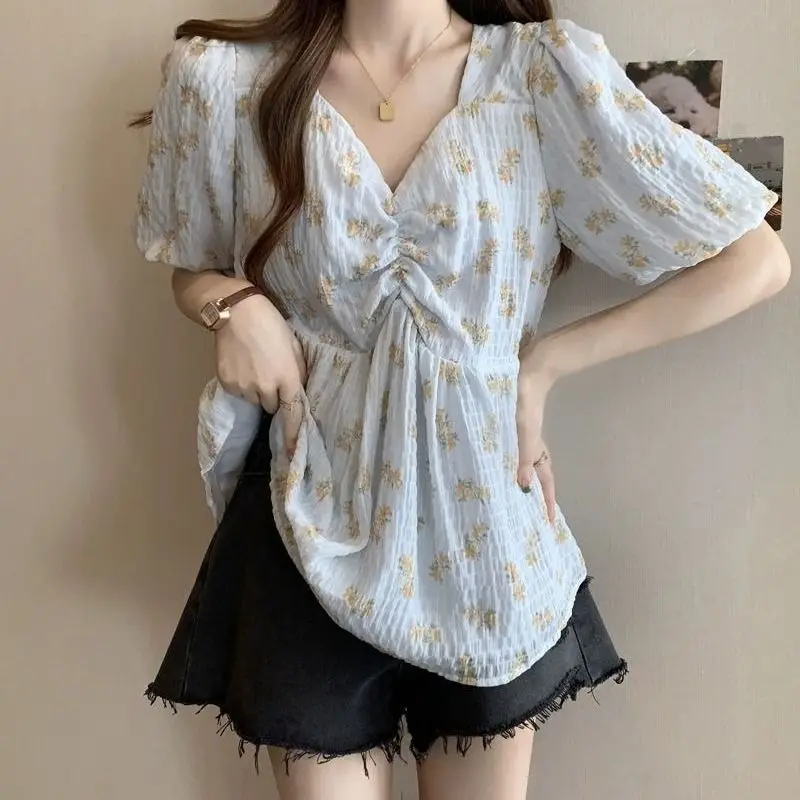 

Summer 2024 Retro Women's Contrast Color Printed Ruched Off-the-shoulder Fashion Loose V-neck Short Sleeve Pullover Shirt Tops