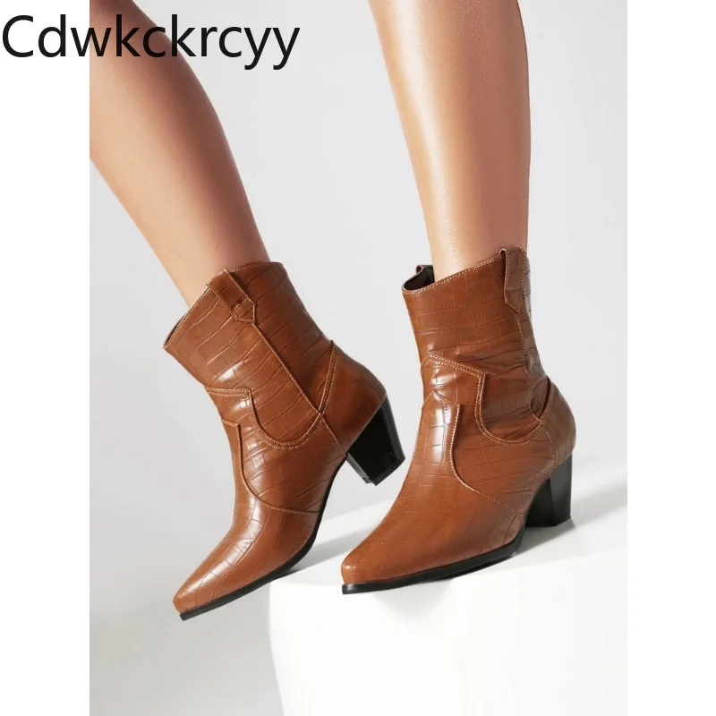 Осенне-зимние модные женские ботинки на высоком каблуке, однотонные современные ботинки из искусственной кожи на платформе с острым носком, без шнуровки, на квадратном каблуке высотой 6 см
Осенне-зимние модные женские ботинки на высоком каблуке, однотонные современные ботинки из искусственной кожи на платформе с острым носком, без шнуровки, на квадратном каблуке высотой 6 см