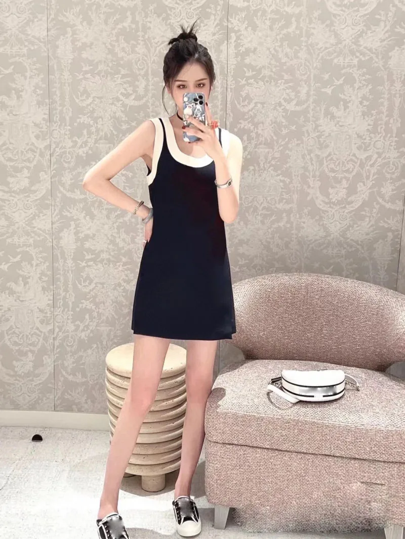 Универсальный, повседневный, модный, элегантный и минималистичный комбинезон без рукавов, блокирующий цвет, который выглядит стройным и крутым
Универсальный, повседневный, модный, элегантный и минималистичный комбинезон без рукавов, блокирующий цвет, который выглядит стройным и крутым