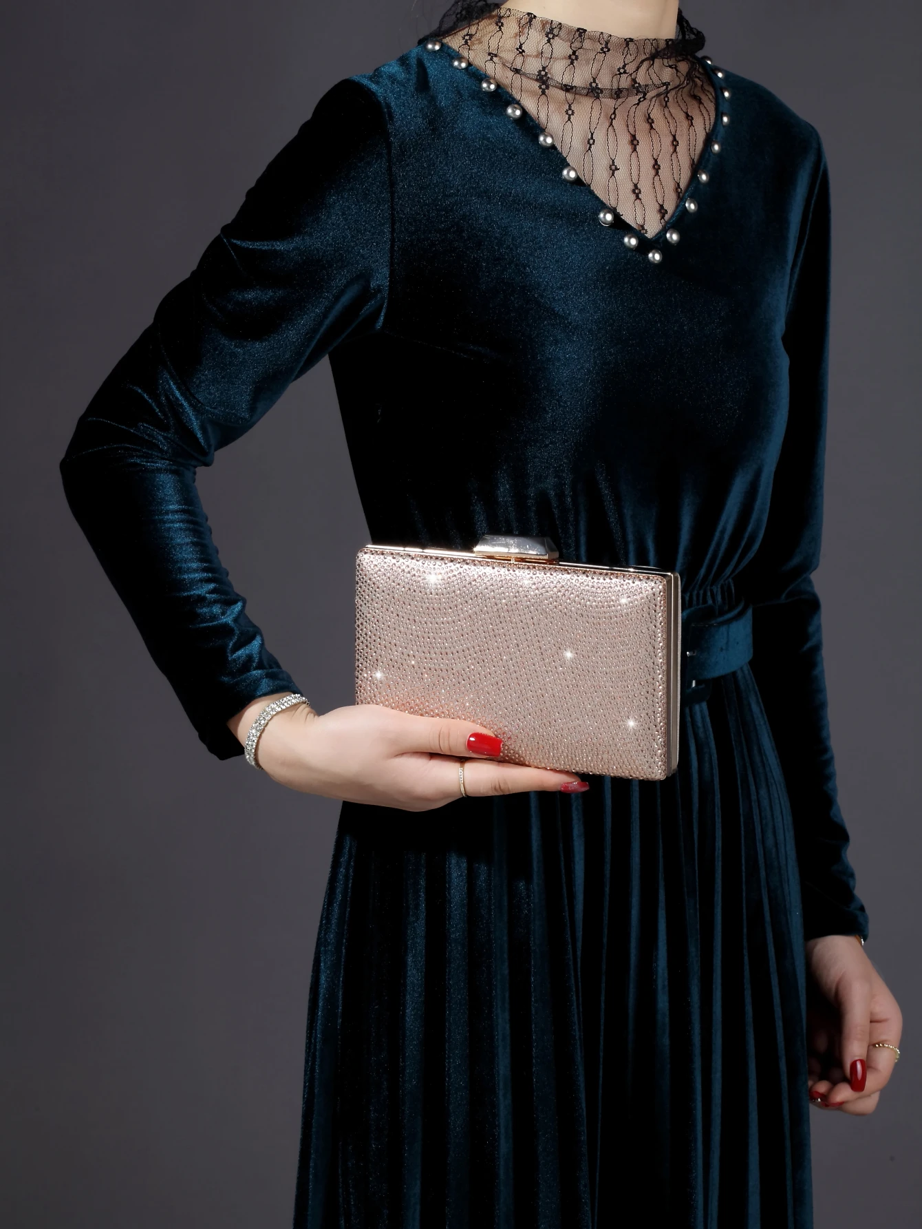 

Shiny diamond decorated small square bag, fashionable banquet bag, suitable for women's birthday parties envelope bag