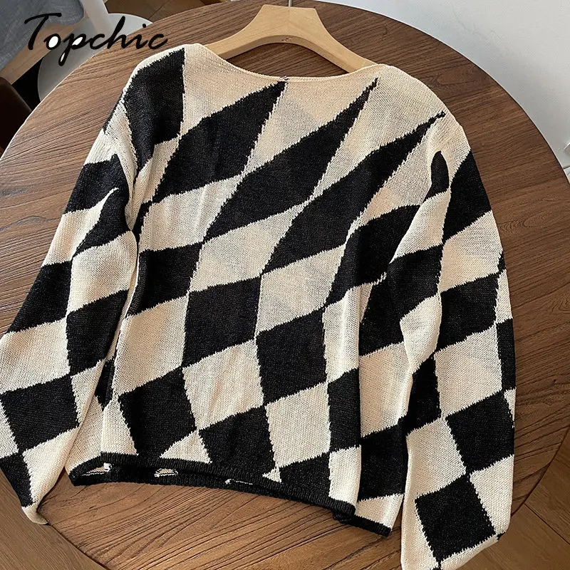 Luxury Designer Clothing Women Vintage White Black Plaid Long Sleeve Top Mujer Elegant O-neck Knitted Oversized Sweater Pullover
Luxury Designer Clothing Women Vintage White Black Plaid Long Sleeve Top Mujer Elegant O-neck Knitted Oversized Sweater Pullover