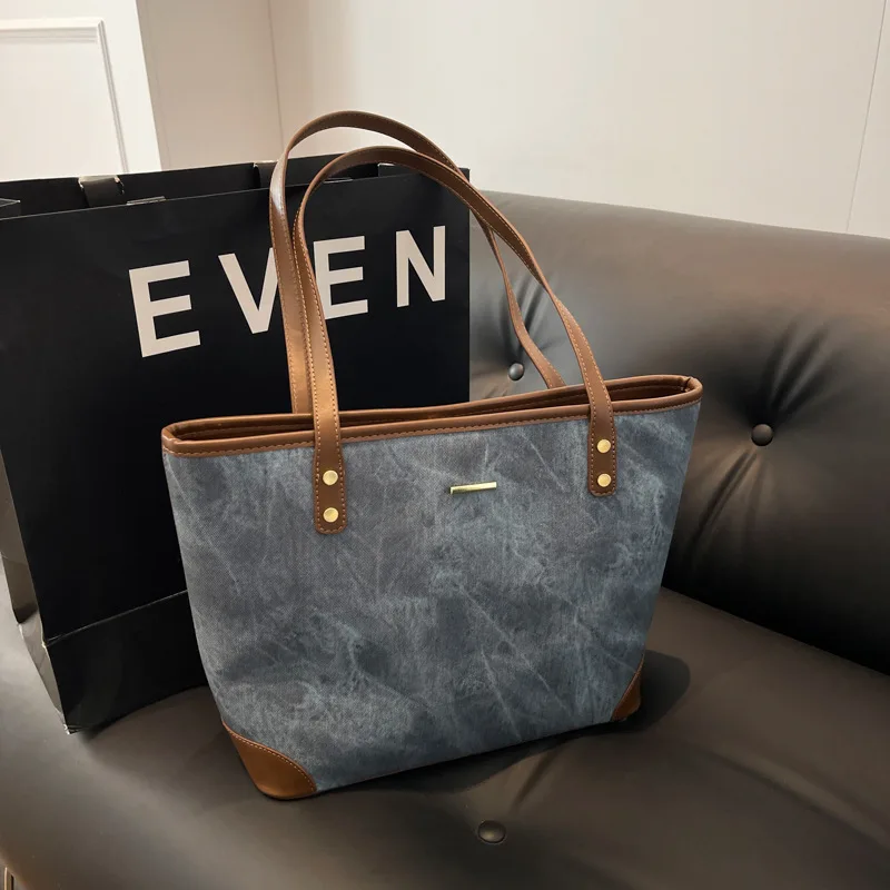 

Fall/winter retro large-capacity bag female 2023 new casual Western style Joker shoulder bag commuter Tote bucket bag