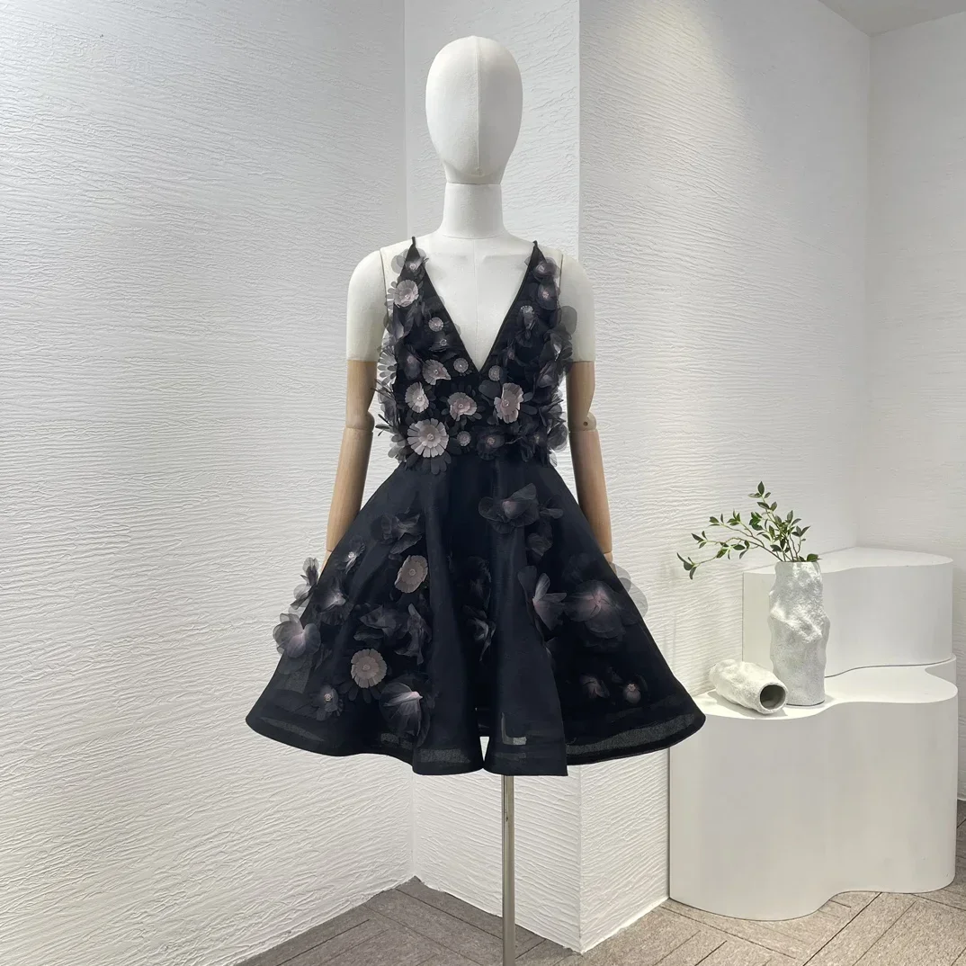 Top Quality Silk Linen 2024 Spring Summer Resort Black Daisy Little Floral Appliqued Sleeveless Backless Women Sweet Mini Dress
Top Quality Silk Linen 2024 Spring Summer Resort Black Daisy Little Floral Appliqued Sleeveless Backless Women Sweet Mini Dress