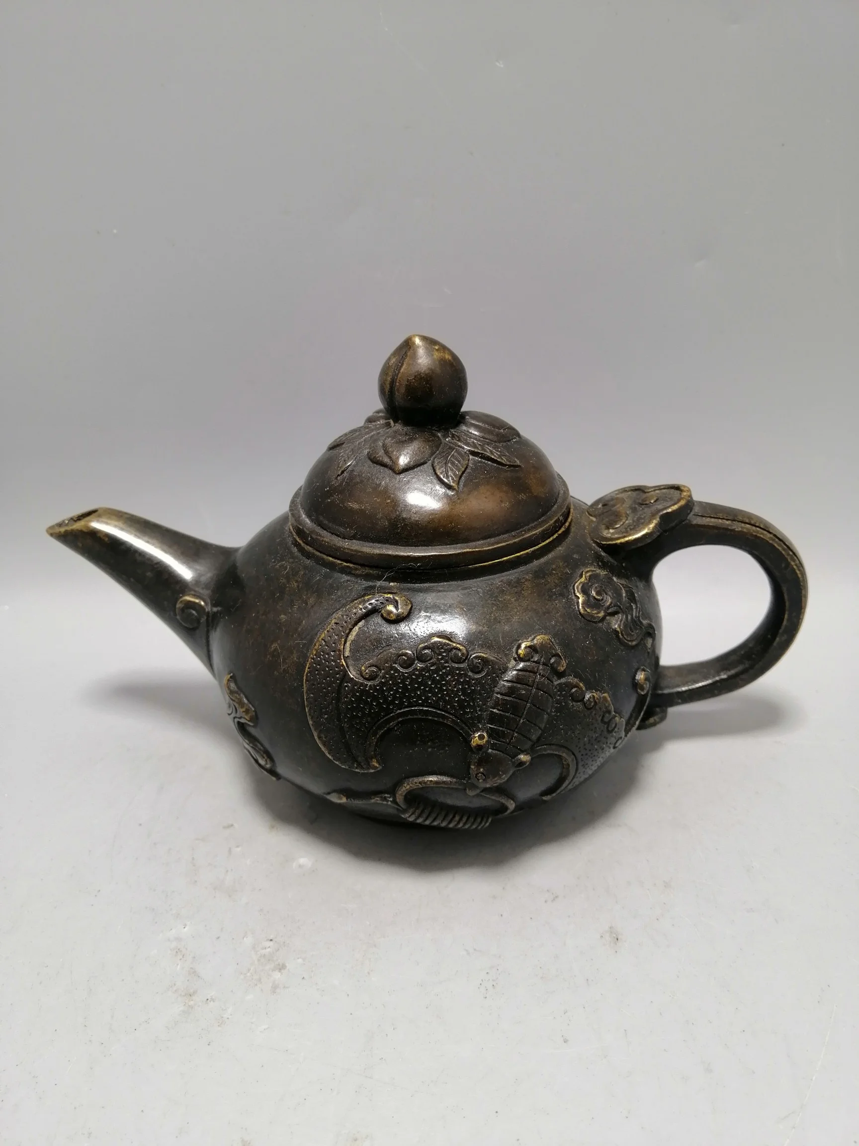Exquisitely Carved Patterns Wine Pot Antique Bronze Ware Collection Home Craft Decoration
Exquisitely Carved Patterns Wine Pot Antique Bronze Ware Collection Home Craft Decoration