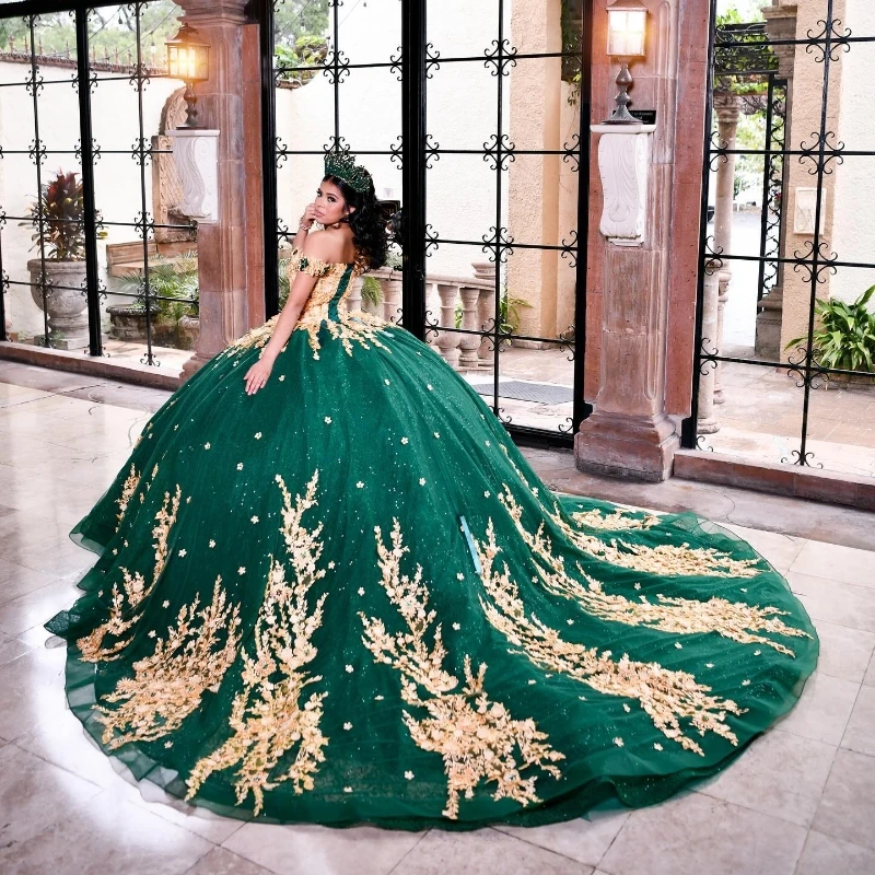 Изумрудно-зеленые блестящие платья для Quinceanera с золотой аппликацией, со шнуровкой, корсет с открытыми плечами, милое платье для выпускного вечера 16 лет 15 лет
Изумрудно-зеленые блестящие платья для Quinceanera с золотой аппликацией, со шнуровкой, корсет с открытыми плечами, милое платье для выпускного вечера 16 лет 15 лет