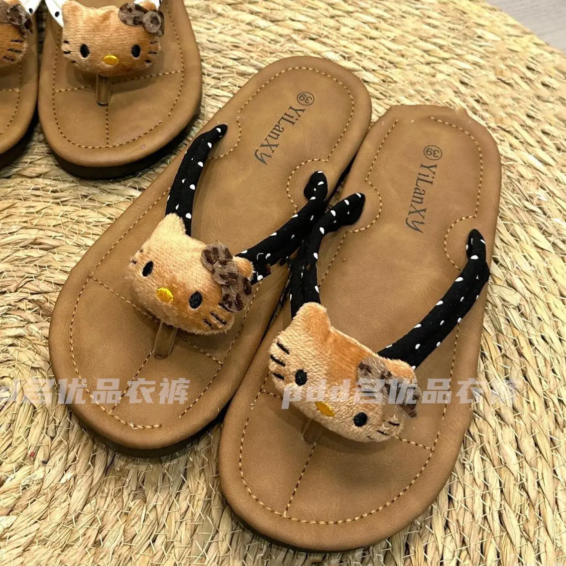 Kawaii Hellokitty супер мягкая одежда на Плоском Каблуке милые классические универсальные шлепанцы в горошек тапочки с клипсой
Kawaii Hellokitty супер мягкая одежда на Плоском Каблуке милые классические универсальные шлепанцы в горошек тапочки с клипсой