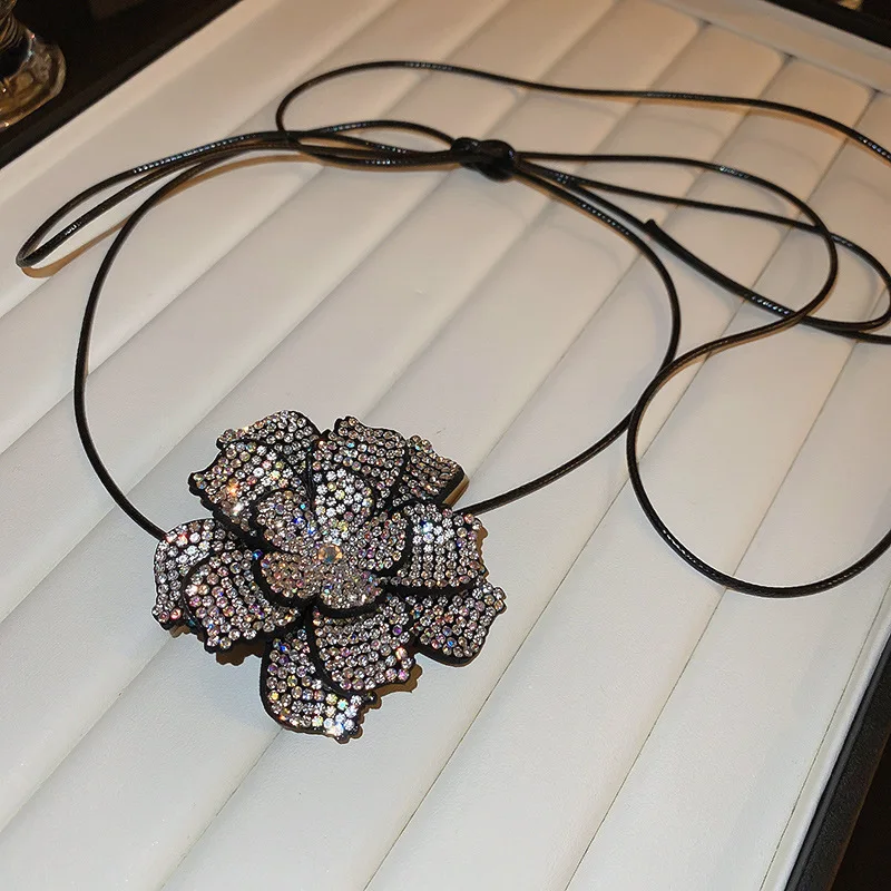 Hip Hop Flower Cloth Leather Braid Rope Necklace European and American Sweater Clavicle Chain Necklace Women
Hip Hop Flower Cloth Leather Braid Rope Necklace European and American Sweater Clavicle Chain Necklace Women