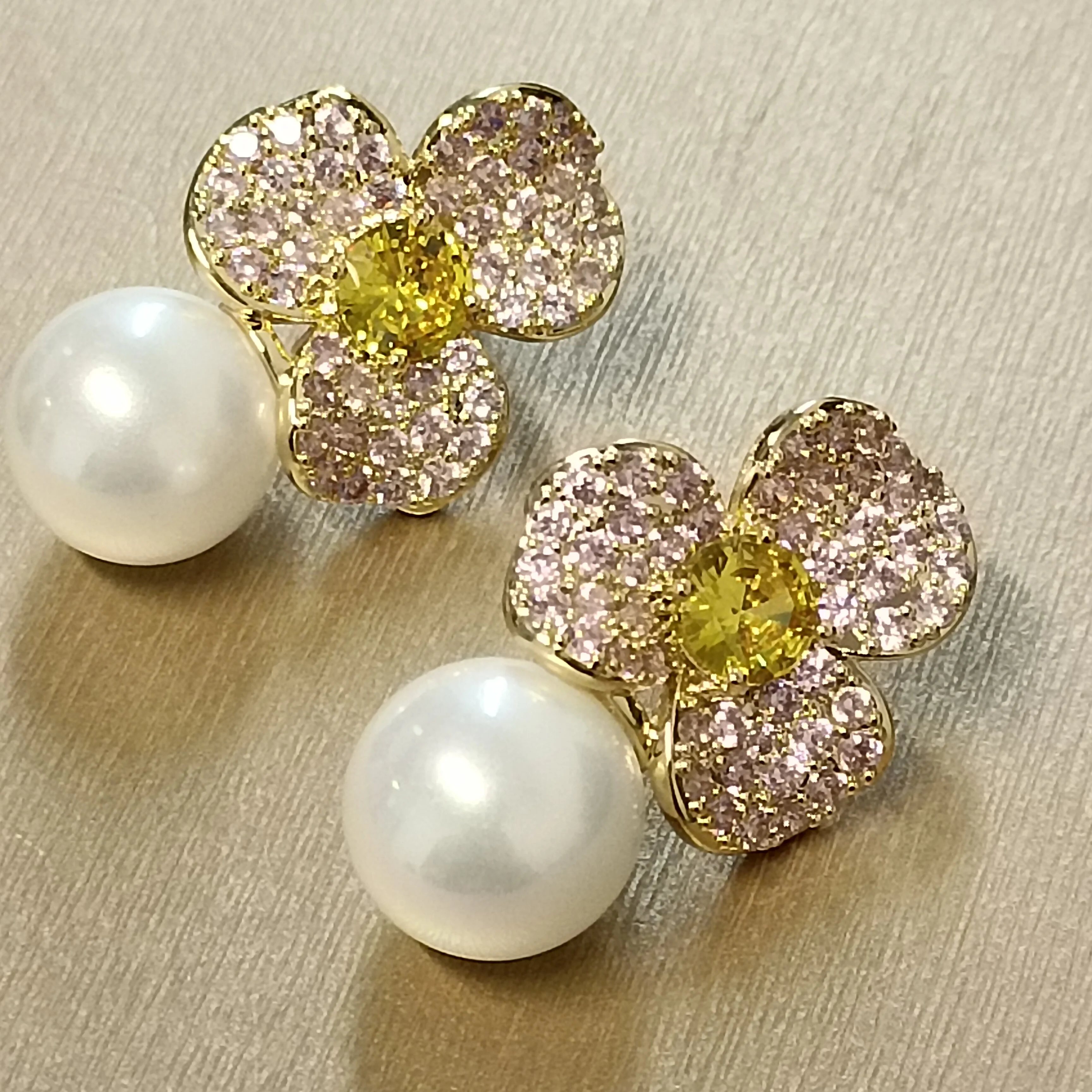 Блестясветильник шный Французский Ретро Элегантный яркий свет для свадьбы или вечеринки
Блестясветильник шный Французский Ретро Элегантный яркий свет для свадьбы или вечеринки