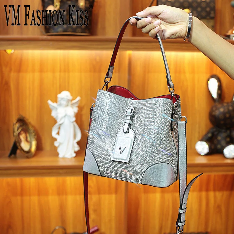 2023 Diamonds Bucket Bag Designer Brand Women Handbags Shinny Rhinestone +PU Mesh Shoulder Crossbody Bags Evening Party Purse
2023 Diamonds Bucket Bag Designer Brand Women Handbags Shinny Rhinestone +PU Mesh Shoulder Crossbody Bags Evening Party Purse