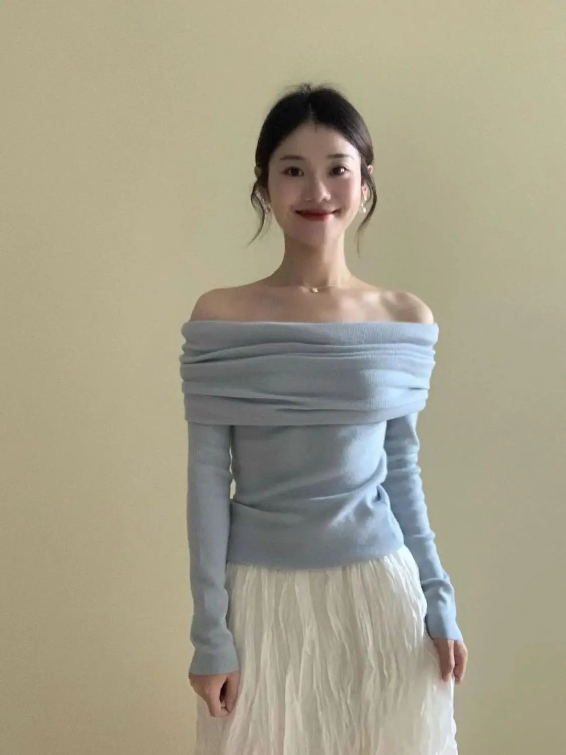 Gentle Korean style one shoulder knit shirt for women in autumn, with a bottom layer slimming fit slim temperament short top
Gentle Korean style one shoulder knit shirt for women in autumn, with a bottom layer slimming fit slim temperament short top