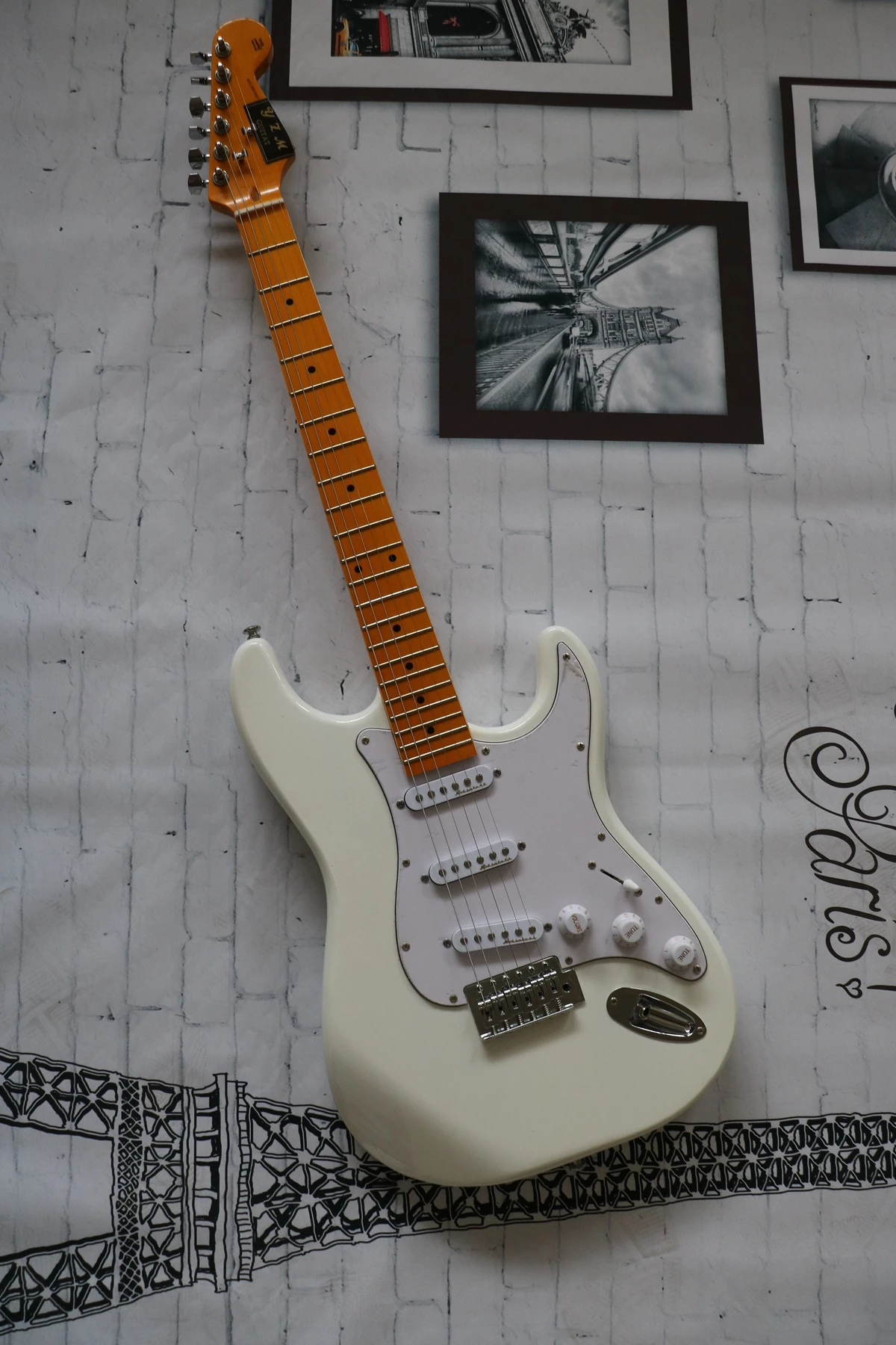 White ST electric guitar, high-quality pickup truck, maple fingerboard, large coil strings, exquisite workmanship
White ST electric guitar, high-quality pickup truck, maple fingerboard, large coil strings, exquisite workmanship