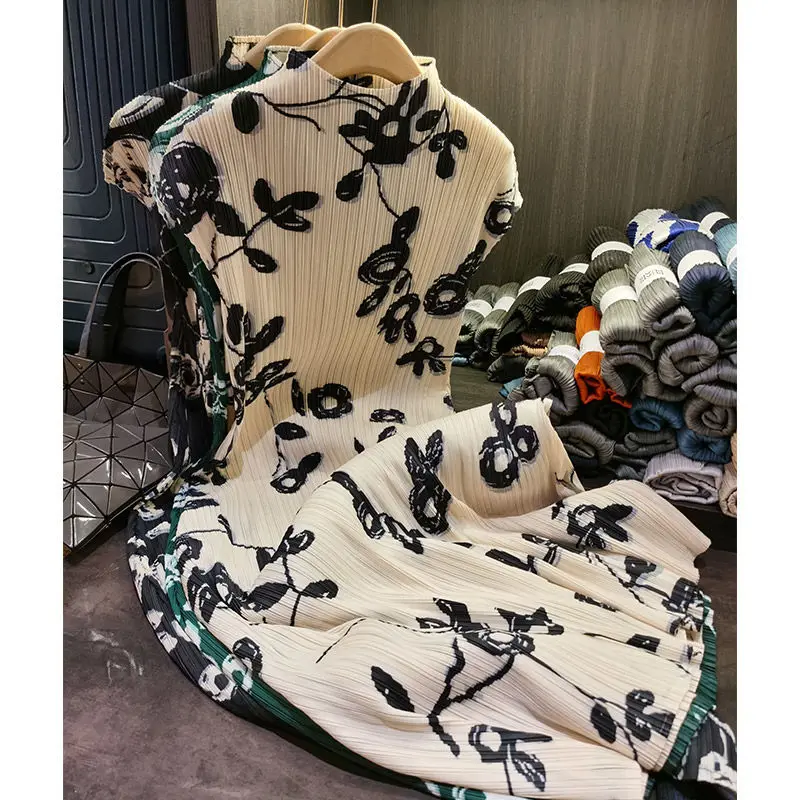 Женское плиссированное платье с коротким рукавом и воротником-стойкой 
Женское плиссированное платье с коротким рукавом и воротником-стойкой