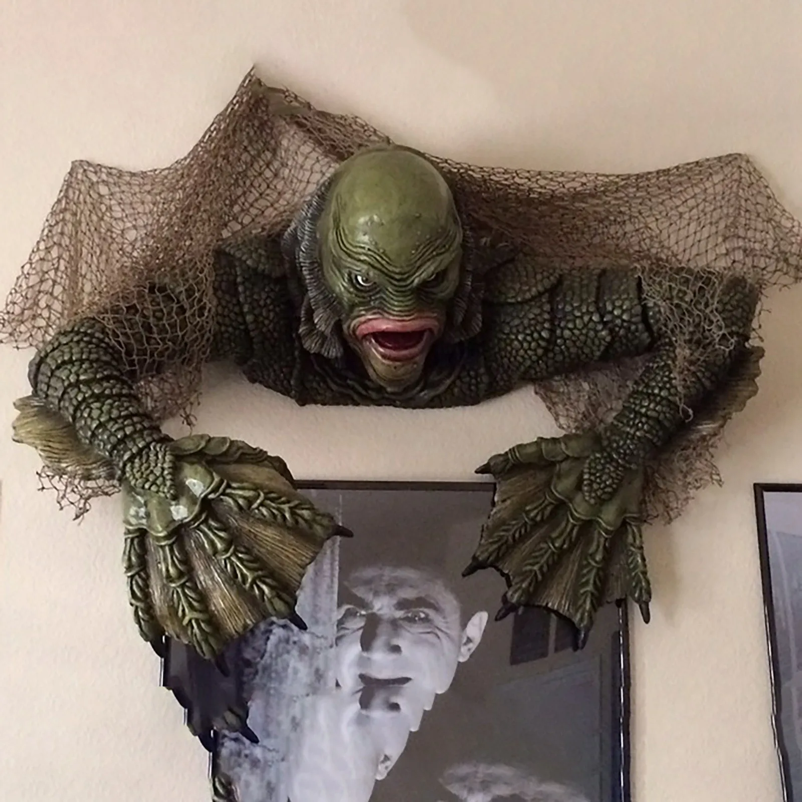 Lizard Man 3D Wall Decoration Creature from Black Lagoon Door Hanging Decor Halloween Party Gill Man Styrofoam 3D Home Decors
Lizard Man 3D Wall Decoration Creature from Black Lagoon Door Hanging Decor Halloween Party Gill Man Styrofoam 3D Home Decors