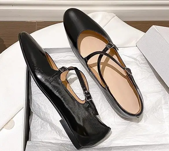 Женские туфли на плоской подошве, с круглым носком 
Женские туфли на плоской подошве, с круглым носком