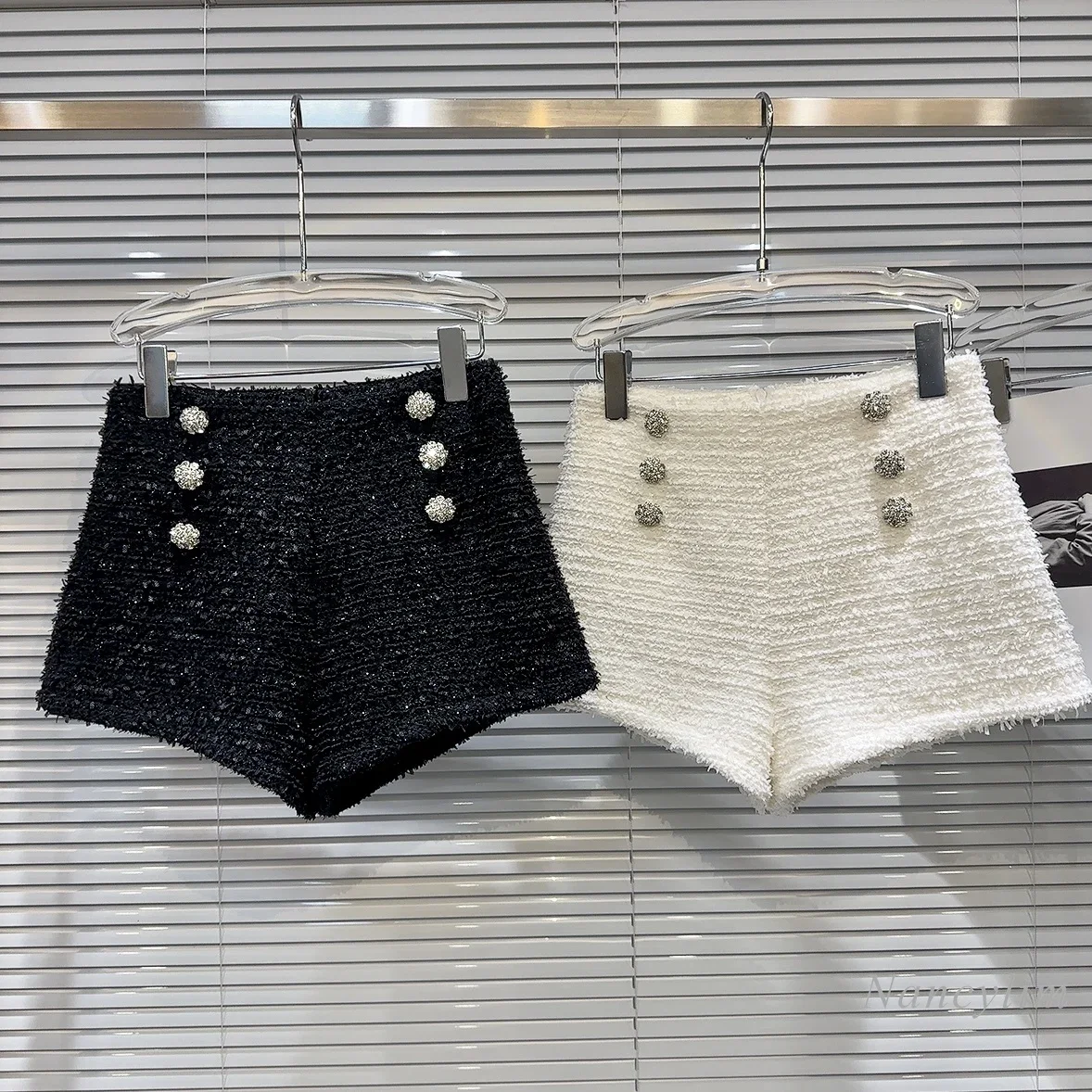2023 Winter White Woolen Shorts Women New Rhinestone Buckle Bright Silk Tweed Short Shorts Lady All-Matching Black
2023 Winter White Woolen Shorts Women New Rhinestone Buckle Bright Silk Tweed Short Shorts Lady All-Matching Black