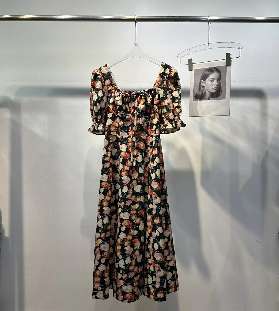 2023Bubble sleeve in the long color dress, plus small square collar design is French style, sweet and French
2023Bubble sleeve in the long color dress, plus small square collar design is French style, sweet and French
