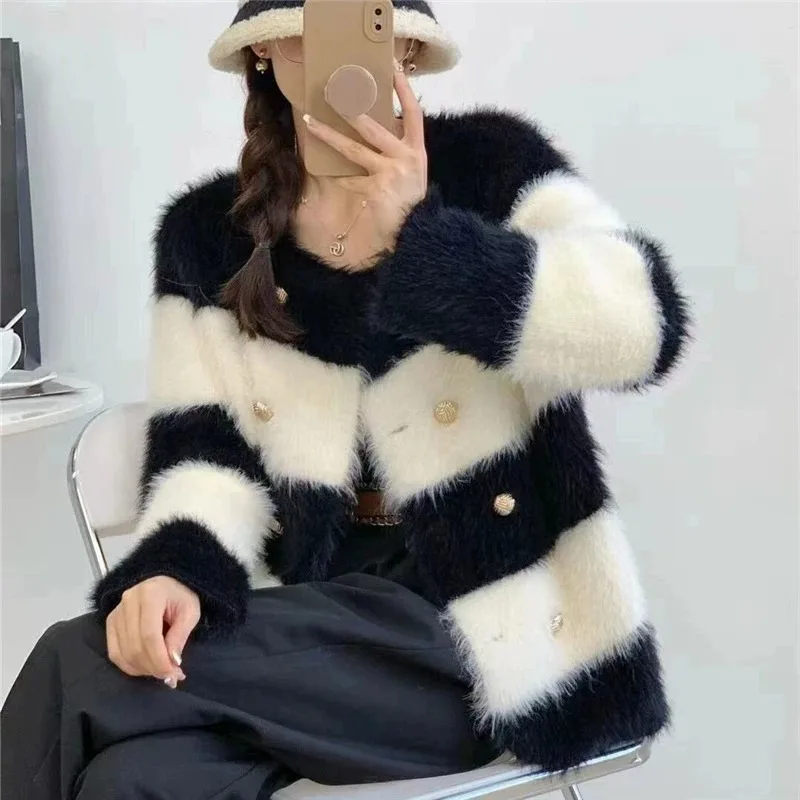 

2023 Autumn Winter Knitwear Coat Splicing Fashion Temperament Socialite Thick Stripes Loose Short Imitation Fur Coat Female