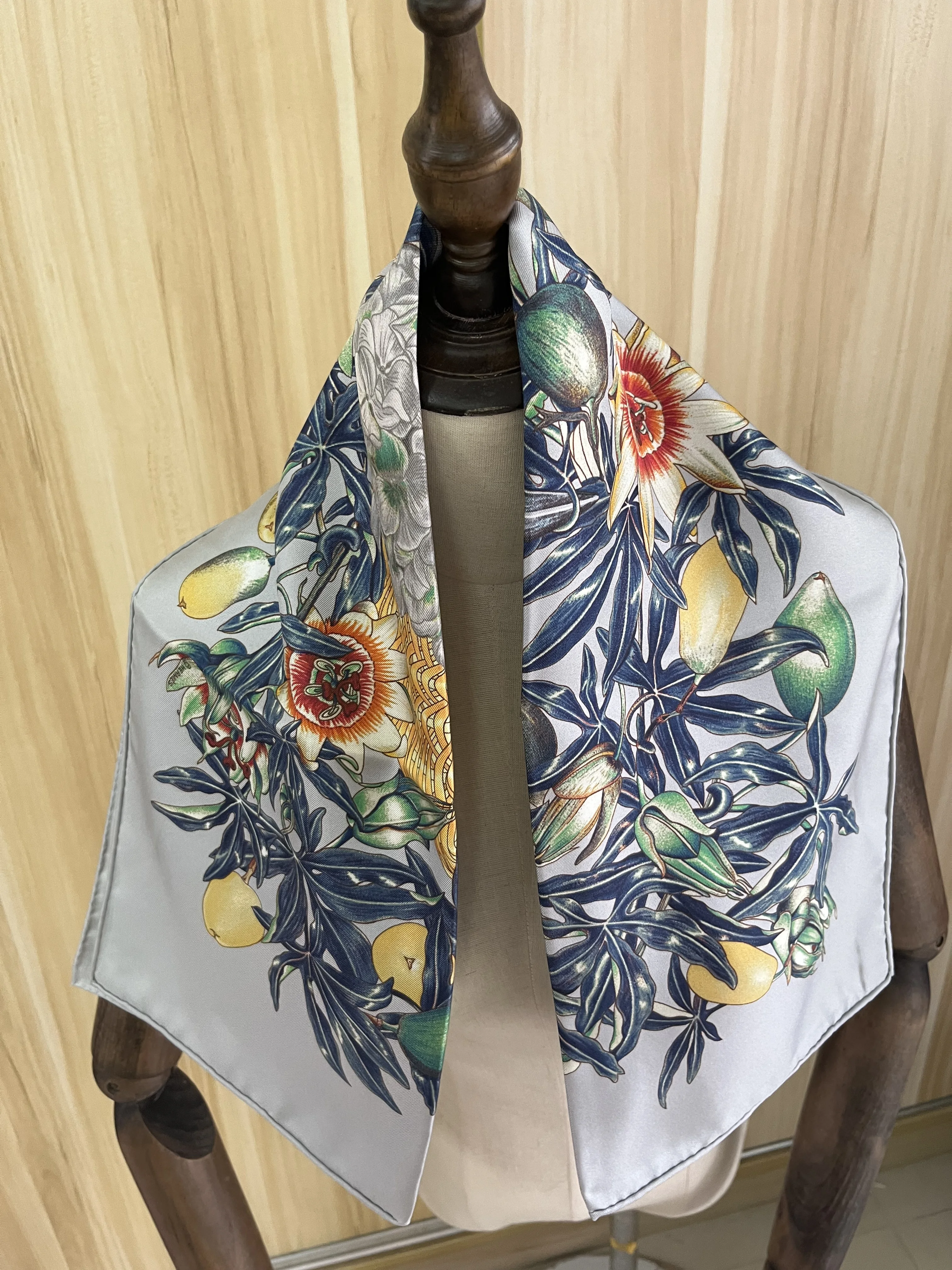 2022 new arrival fashion elegant brand flower 100% silk scarf 90*90 cm square shawl twill wrap for women lady girl
2022 new arrival fashion elegant brand flower 100% silk scarf 90*90 cm square shawl twill wrap for women lady girl