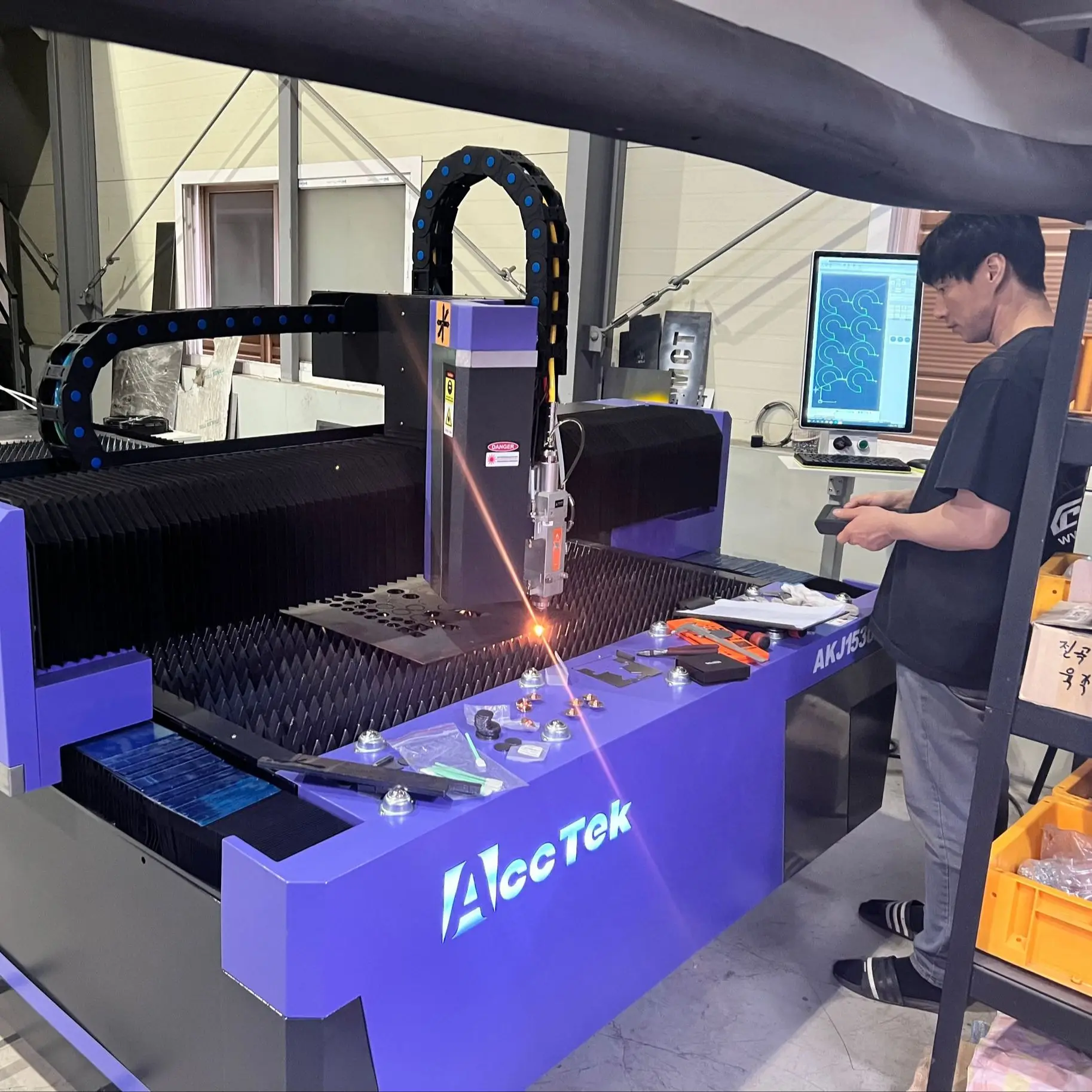 Two Heads Combo Laser Cutter Machine Co2 Laser and Fiber Laser Cutting Metal Nonmetal AKJ1530F-2
Two Heads Combo Laser Cutter Machine Co2 Laser and Fiber Laser Cutting Metal Nonmetal AKJ1530F-2