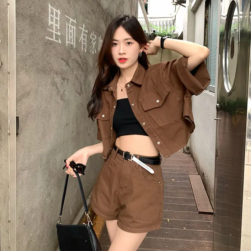 Vintage Fashion Women's Pants Set 2024 Spring/Summer New Solid Color Casual Two piece Set Short Top High Waist Shorts Y2K Set
Vintage Fashion Women's Pants Set 2024 Spring/Summer New Solid Color Casual Two piece Set Short Top High Waist Shorts Y2K Set