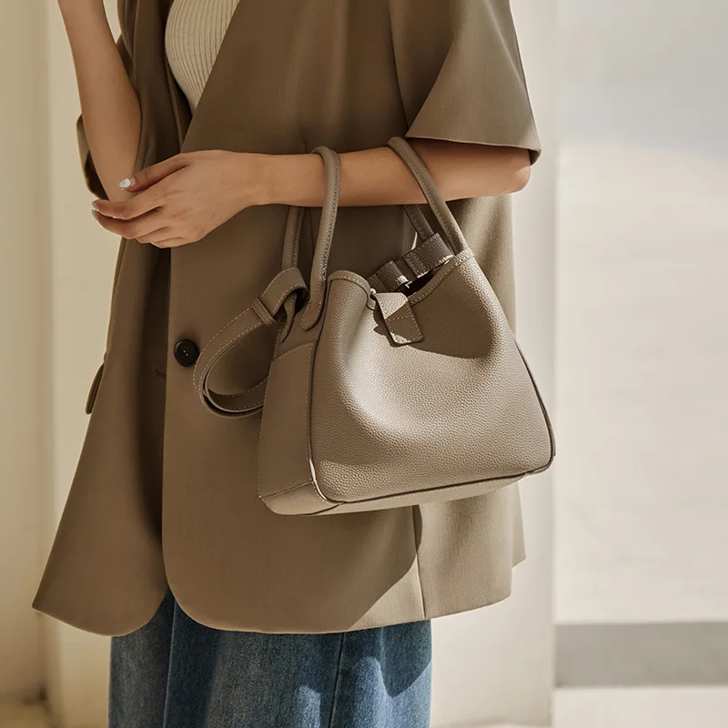 New Genuine Leather Women's Bag Summer Silver Underarm Bag Personalized Handbag Top Layer Cowhide Pillow Bag Crossbody
New Genuine Leather Women's Bag Summer Silver Underarm Bag Personalized Handbag Top Layer Cowhide Pillow Bag Crossbody