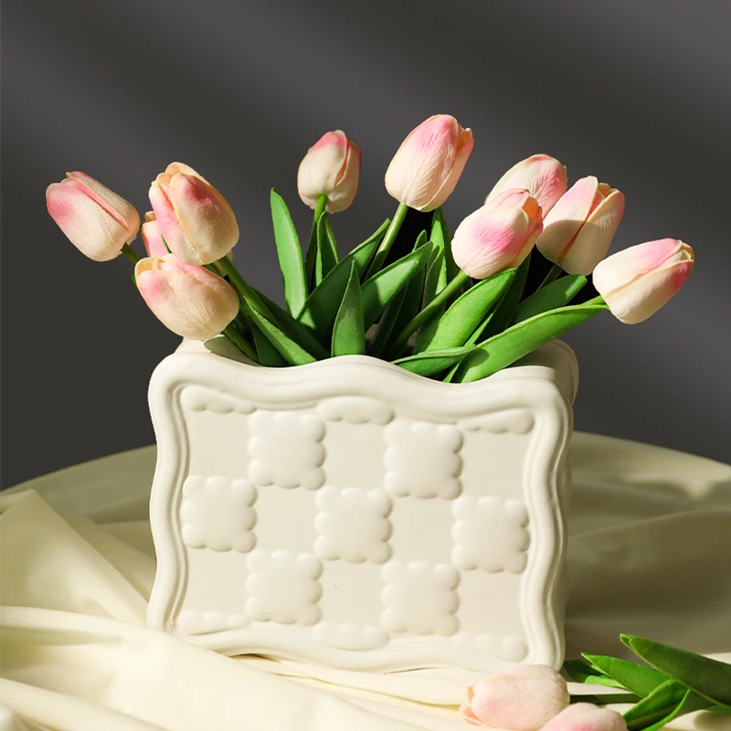 Minimalist modern creative biscuit vase decorations, niche living room flower arrangements, light luxury decorations
Minimalist modern creative biscuit vase decorations, niche living room flower arrangements, light luxury decorations