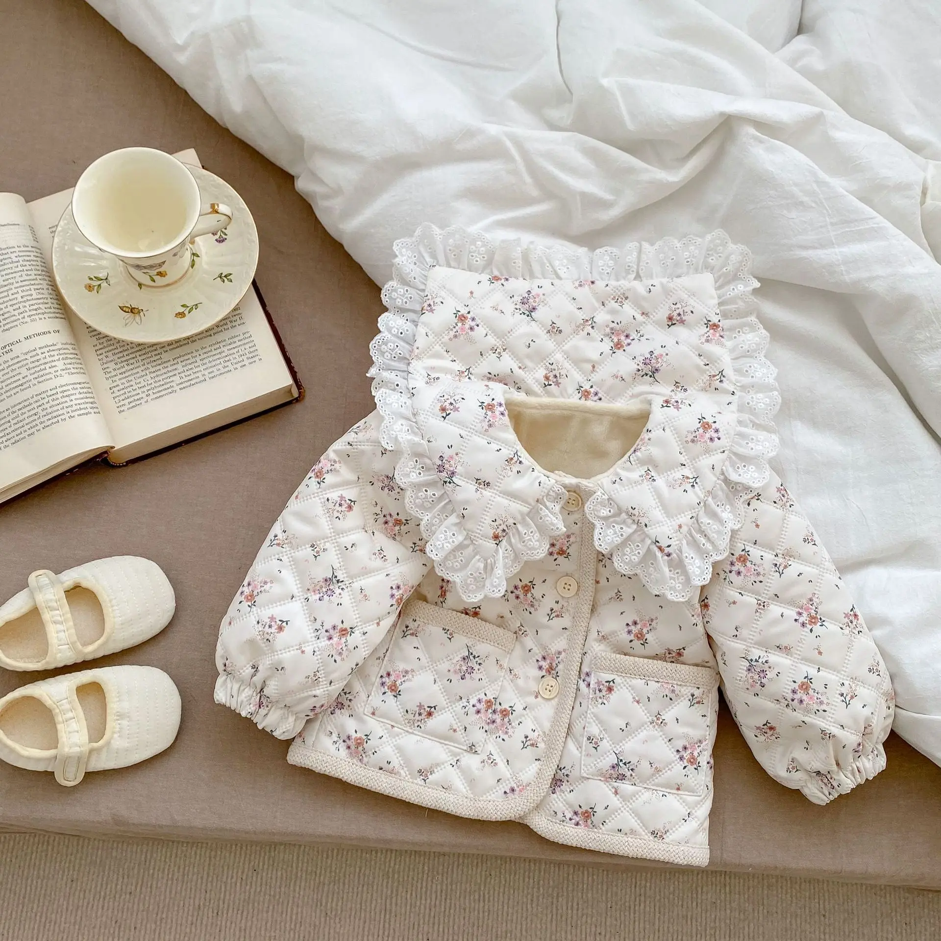 Baby Coat 2024 Winter New Plus Velvet Baby Girl's Floral Coat Lace Lapel Cotton-padded Jacket Cardigan Coat
Baby Coat 2024 Winter New Plus Velvet Baby Girl's Floral Coat Lace Lapel Cotton-padded Jacket Cardigan Coat