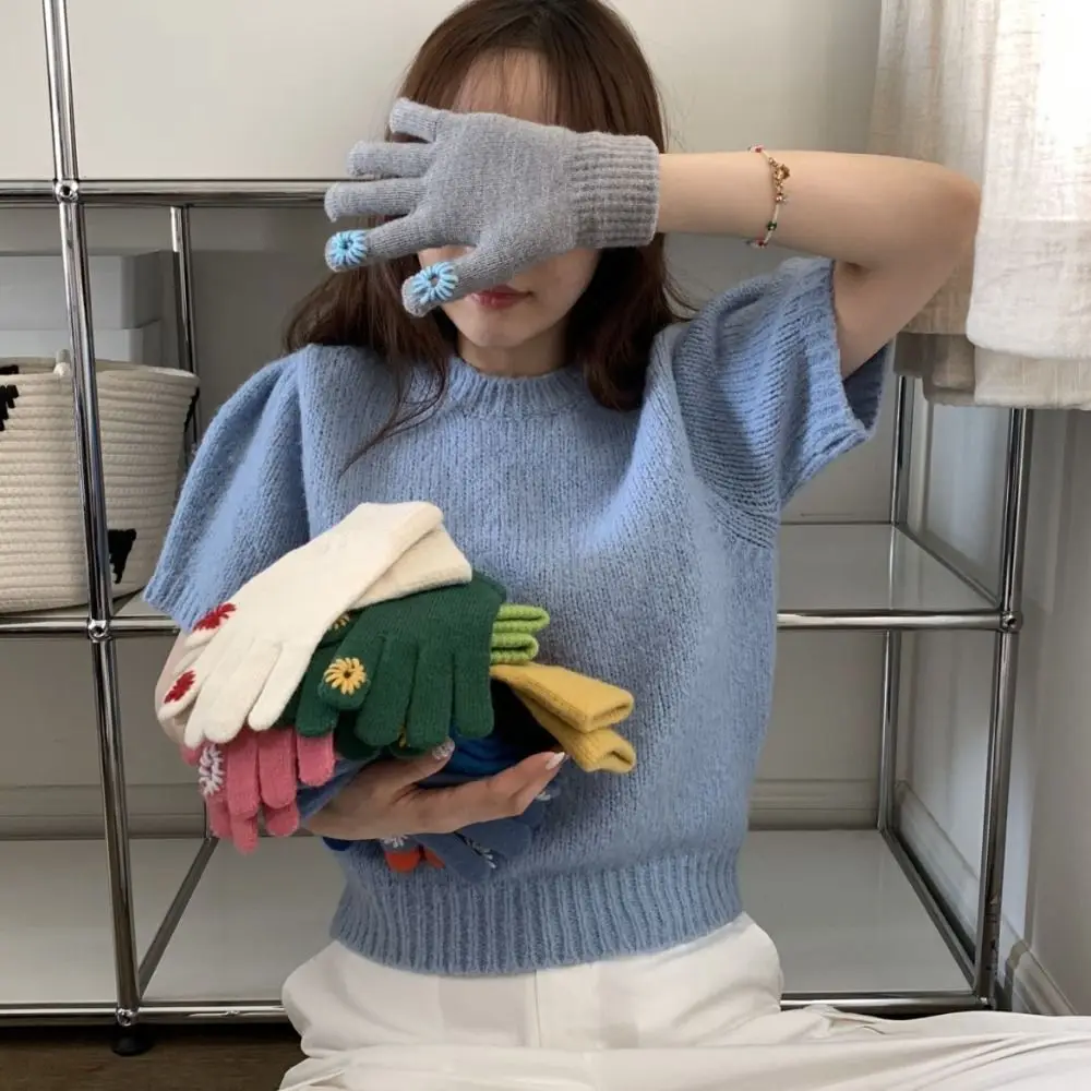 Fashion Little Daisy Decor Knitted Gloves Winter Full Finger Women Touch Screen Thicken Mittens Warm For Cycling Driving
Fashion Little Daisy Decor Knitted Gloves Winter Full Finger Women Touch Screen Thicken Mittens Warm For Cycling Driving
