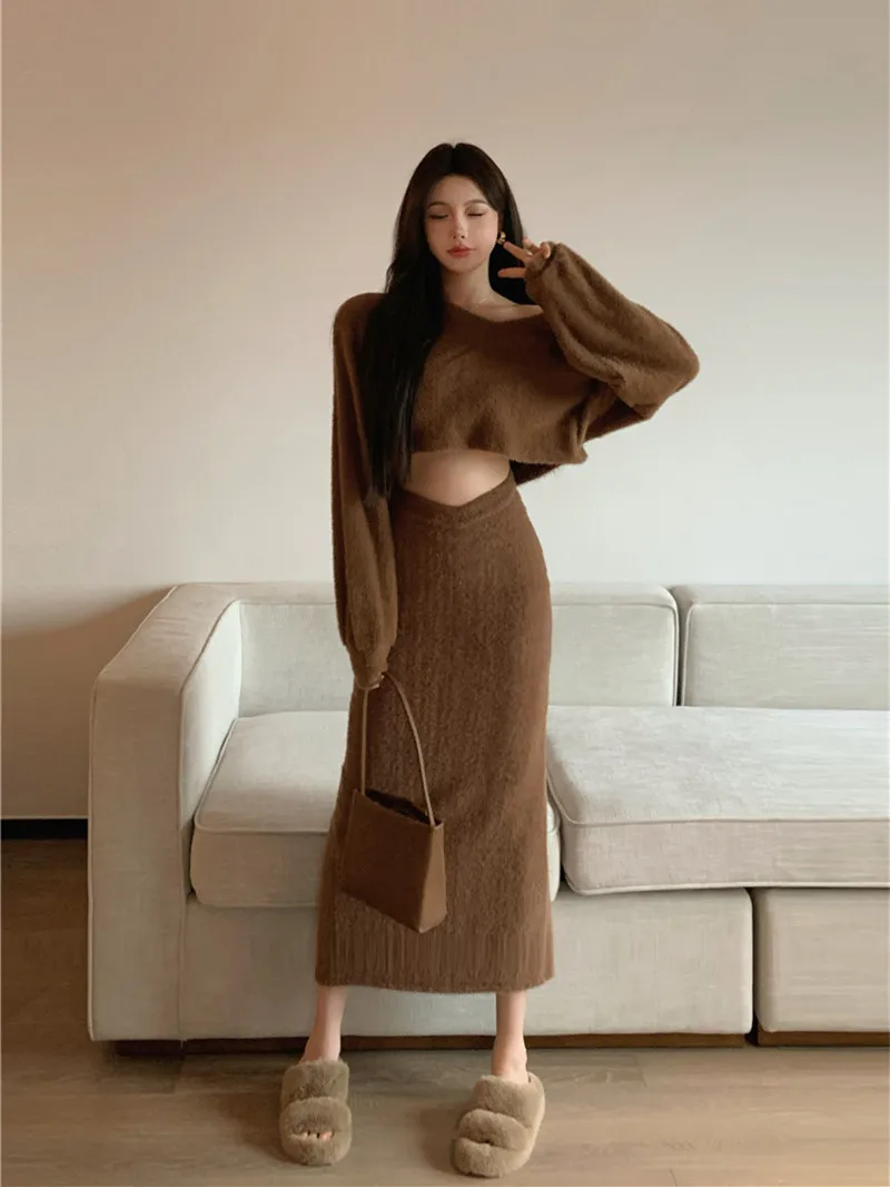 Small V-neck long sleeve knitwear women's autumn and winter hot girls' short open navel top slouchy loose pullover sweater
Small V-neck long sleeve knitwear women's autumn and winter hot girls' short open navel top slouchy loose pullover sweater