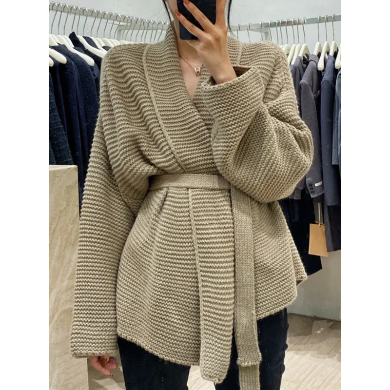 Korean version of popular style, mid length V-neck, waistband, slim and loose tie up sweater jacket
Korean version of popular style, mid length V-neck, waistband, slim and loose tie up sweater jacket