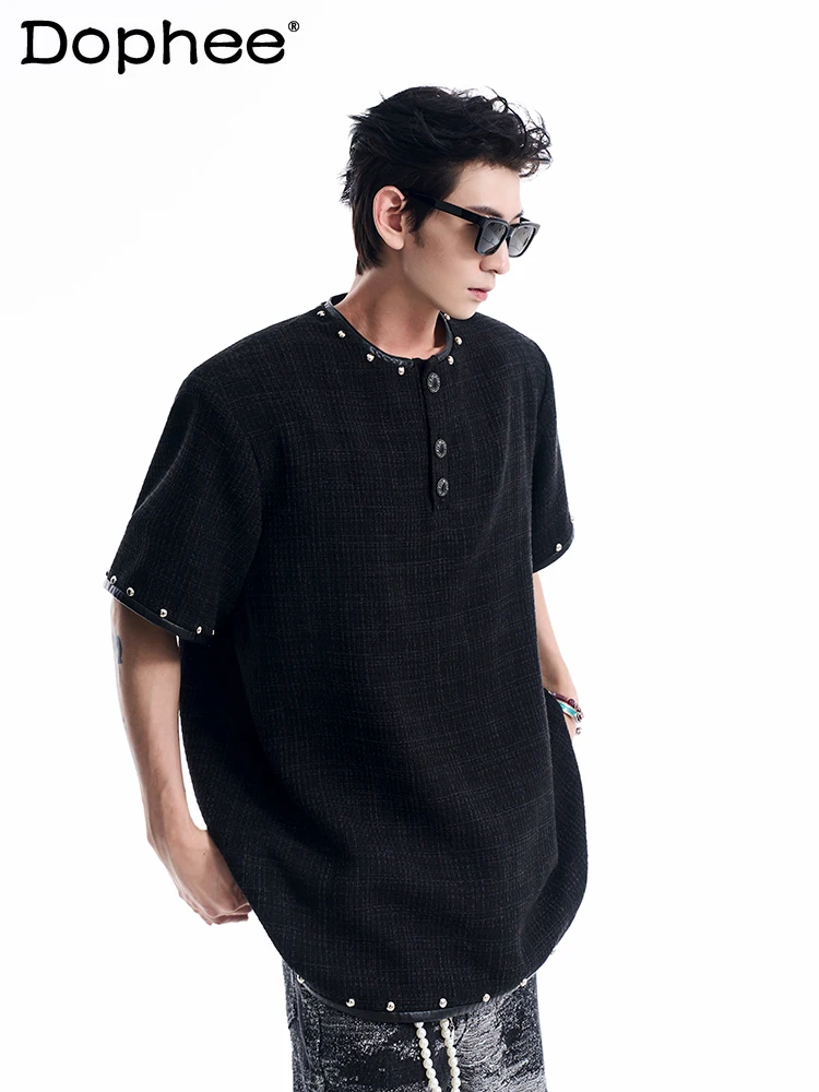 Men's 2024 Summer New Metal Button Design T-Shirts Retro Padded Shoulder Short Sleeve T-Shirts Trendy Male Round Neck T-Shirt
Men's 2024 Summer New Metal Button Design T-Shirts Retro Padded Shoulder Short Sleeve T-Shirts Trendy Male Round Neck T-Shirt