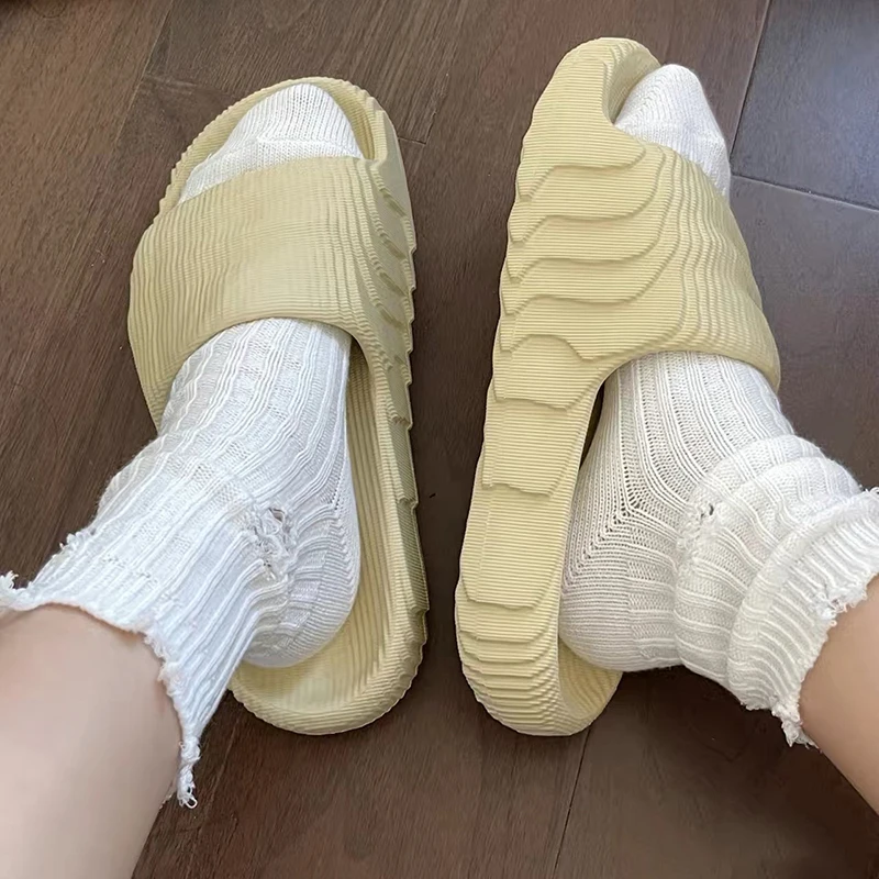 0205 2023 New In Casual Summer Men's Women's Slippers Indoor Bath Thick Bottom Non-Slip Home Flip-Flops Large Size Free Shipping
0205 2023 New In Casual Summer Men's Women's Slippers Indoor Bath Thick Bottom Non-Slip Home Flip-Flops Large Size Free Shipping