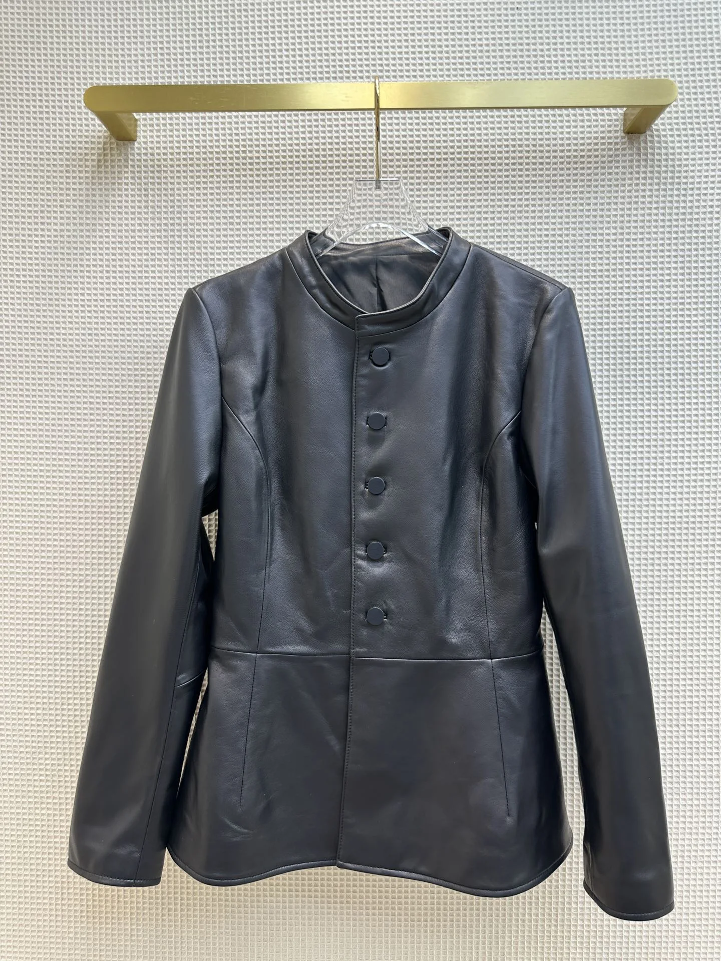 2023 Women's Clothing Stand collar leather jacket 100% imported lambskin jacket Autumn Winter New
2023 Women's Clothing Stand collar leather jacket 100% imported lambskin jacket Autumn Winter New