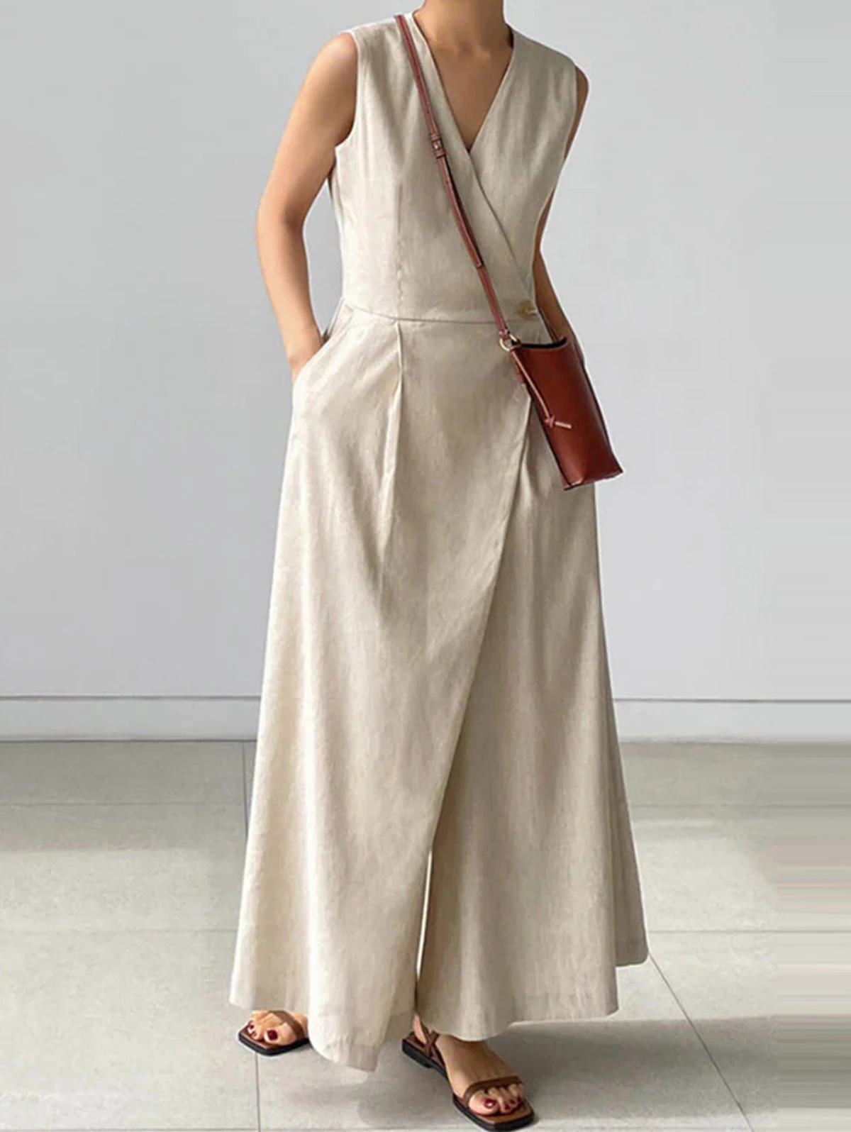 Women Long Jumpsuit Casual Loose Wide Leg Pants 2024 Summer V Neck Sleeveless Playsuit Button Elegant Elastic Waist Overalls
Women Long Jumpsuit Casual Loose Wide Leg Pants 2024 Summer V Neck Sleeveless Playsuit Button Elegant Elastic Waist Overalls
