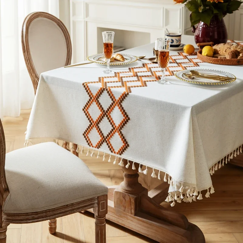 

Cotton and linen jacquard embroidery with thickened tablecloth and floral fragments