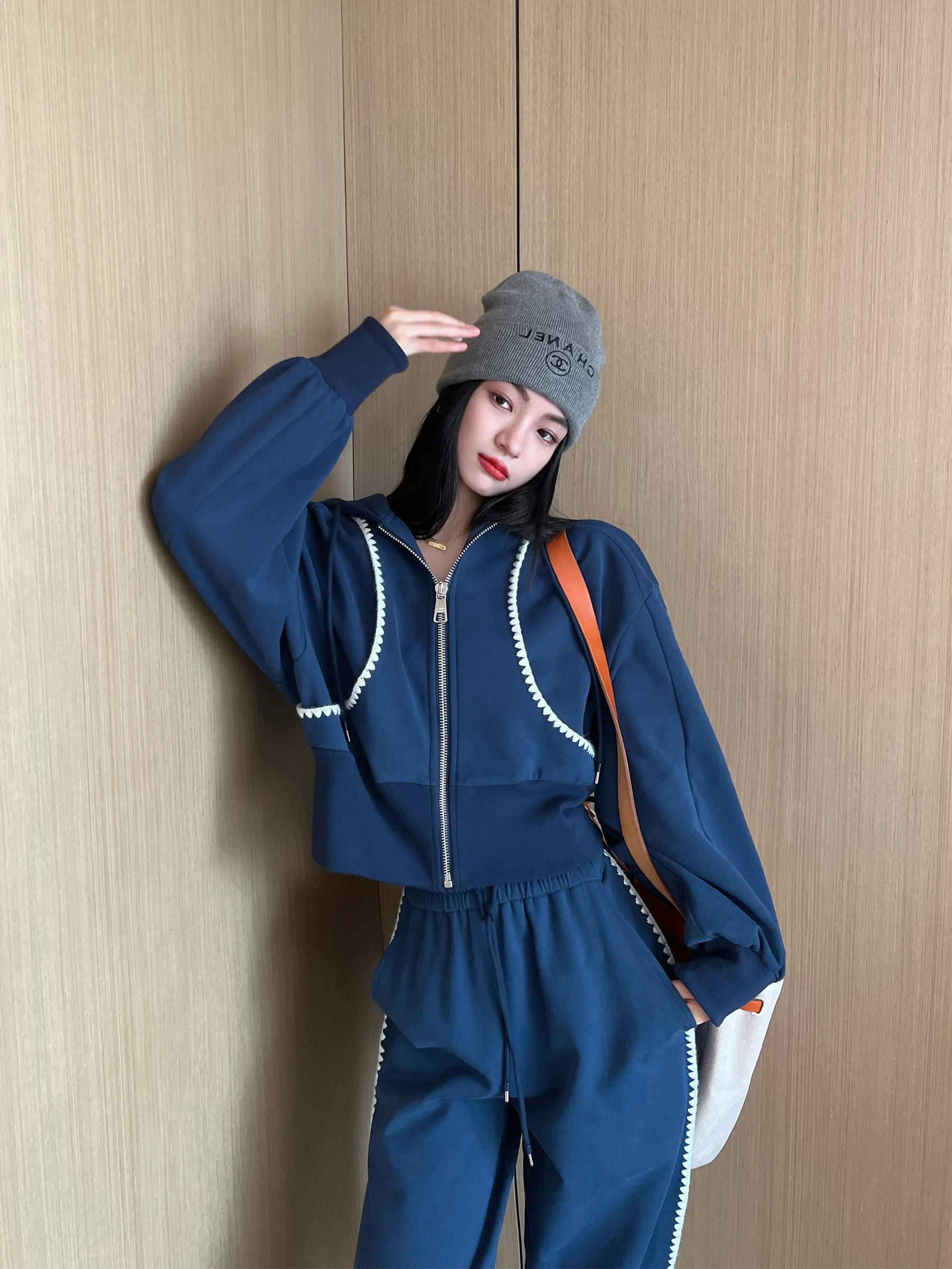Xiaojingjia's same high-end shell embroidery contrast color skinny corset sweater and pants suit Women's sports style two-piece
Xiaojingjia's same high-end shell embroidery contrast color skinny corset sweater and pants suit Women's sports style two-piece