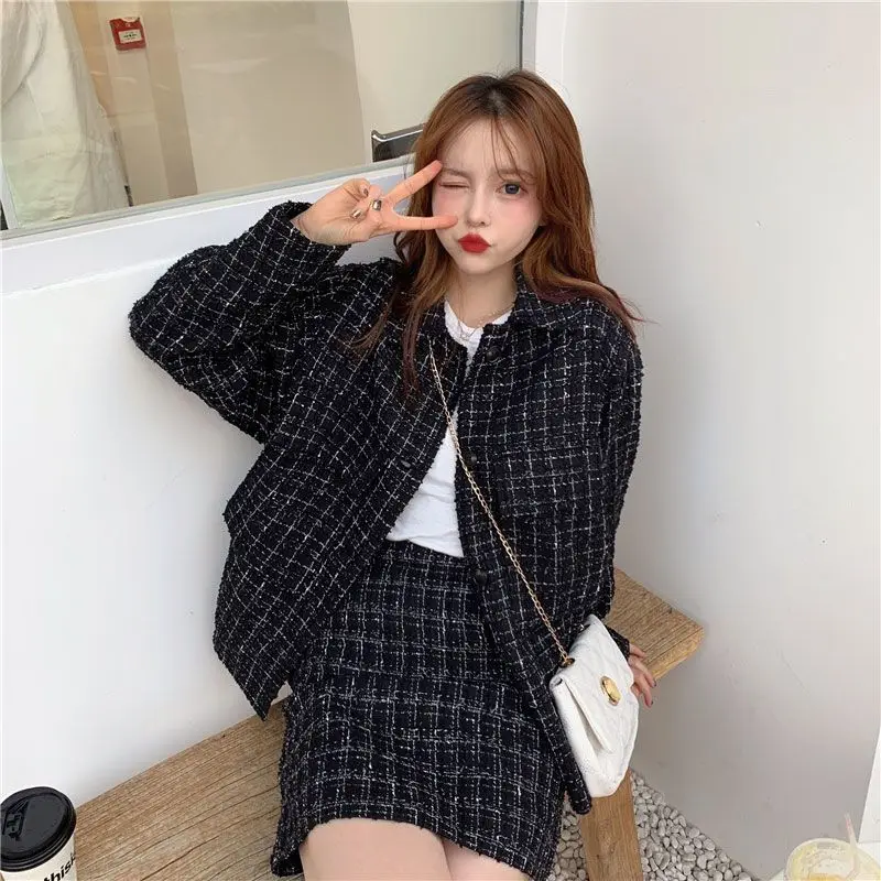 French Retro Women's Suit Jacket Skirt 2023 Autumn and Winter Elegant Age-reducing Suit Coat Short A-line Skirt Two-piece's Set
French Retro Women's Suit Jacket Skirt 2023 Autumn and Winter Elegant Age-reducing Suit Coat Short A-line Skirt Two-piece's Set