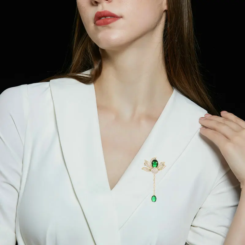 

Chinese Style Emerald Water Drop Tassel Zircon Inlaid Lotus Brooch Autumn and Winter Coat Cheongsam Accessories