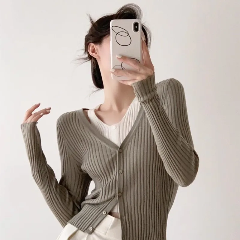 Women's V-Neck Contrasting Color Fake Two-Piece Knitted Sweater, Unique and Niche Design, Autumn and Winter Design
Women's V-Neck Contrasting Color Fake Two-Piece Knitted Sweater, Unique and Niche Design, Autumn and Winter Design