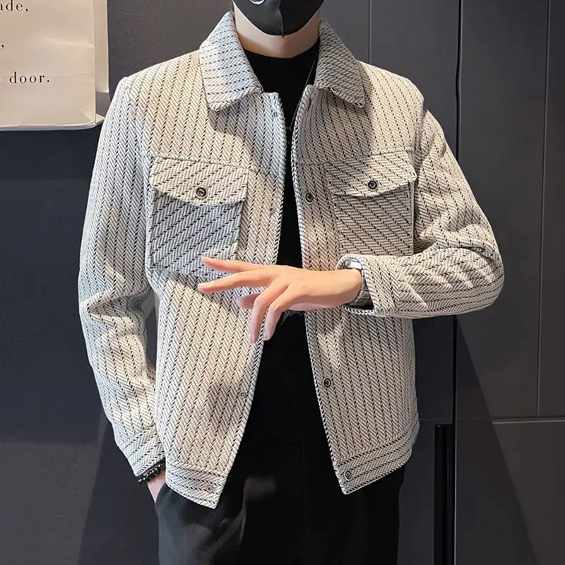 Jacketed Men's Casual Stripe 2024 Autumn/Winter Personalized Pi Shuai Slim Fit Short Flip Collar Coat
Jacketed Men's Casual Stripe 2024 Autumn/Winter Personalized Pi Shuai Slim Fit Short Flip Collar Coat