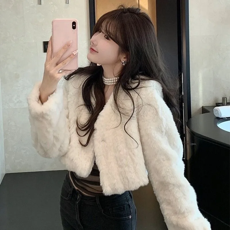 2023 New Winter Fallow White Lamb Tops Women's Elegant Long Sleeve Plush Coats Ladies Fashion Party V-Neck Faux Fur Jackets Tops
2023 New Winter Fallow White Lamb Tops Women's Elegant Long Sleeve Plush Coats Ladies Fashion Party V-Neck Faux Fur Jackets Tops